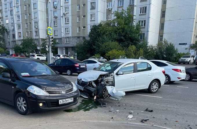 Автомобиль влетел в остановку на юго-востоке Москвы