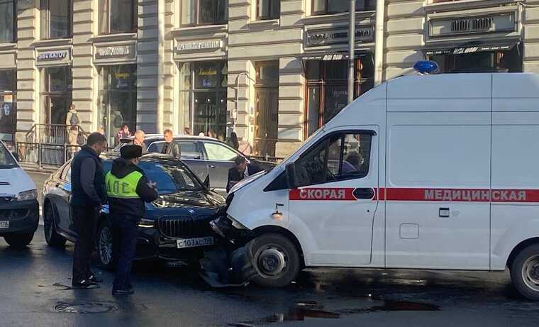 Автомобиль с депутатом и скорая помощь столкнулись в центре Санкт-Петербурга